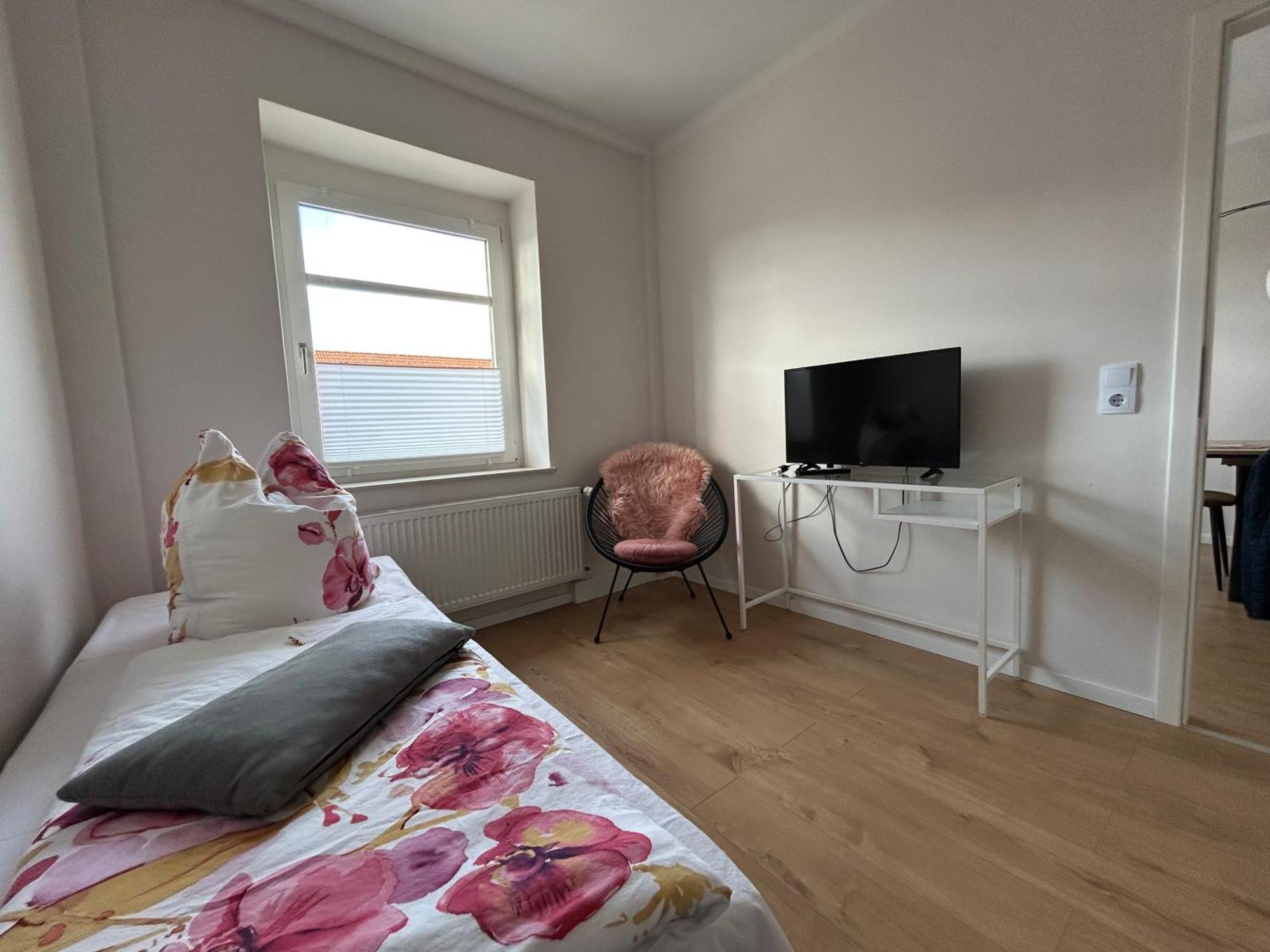 Schoene Neue 4 Zimmer Wohnung Mit Sued-Balkon Bis 8 Personen Naumburg  Eksteriør bilde